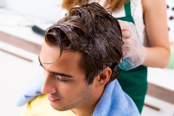 Woman hairdresser applying dye to man hair — Stock Photo, Image