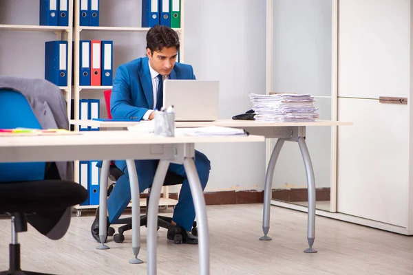 Jovem e bonito empregado que trabalha no escritório — Fotografia de Stock