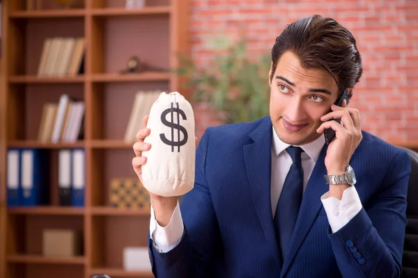 Junger schöner Anwalt arbeitet in seinem Büro — Stockfoto