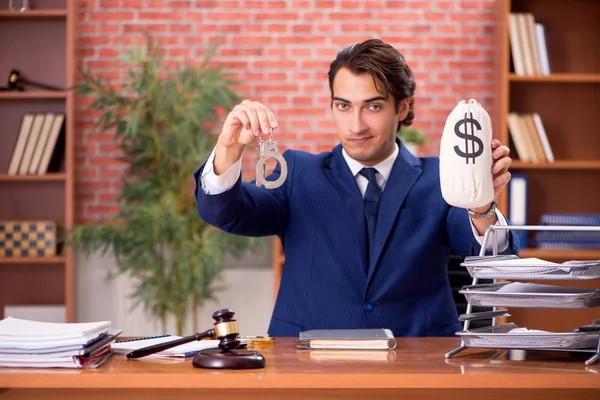 Jeune beau avocat travaillant dans son bureau — Photo