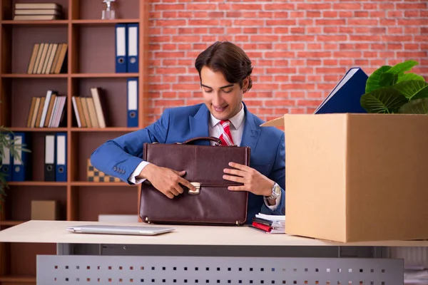 Erfolgreicher Mitarbeiter bekommt neue Stelle — Stockfoto