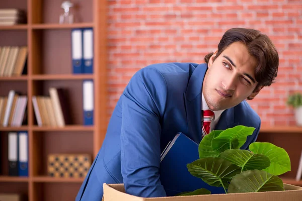 Jugendlicher wird aus seiner Arbeit entlassen — Stockfoto