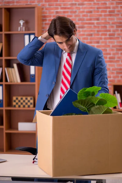 Ung person eldas från hans arbete — Stockfoto