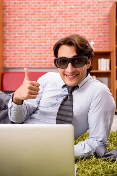 Mladý zaměstnanec s virtuální brýle během přestávky v kanceláři — Stock fotografie