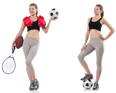 Futbol, ragbi topu, boks eldiveni ve tenis oynayan genç bir kadın. 