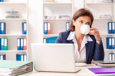 Ofiste oturan orta yaşlı kadın işçiye  