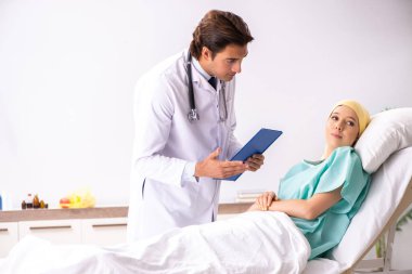 Genç yakışıklı doktor ziyaret kadın Onkoloji hasta 