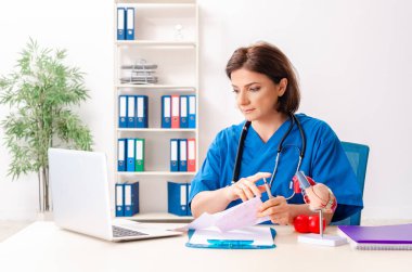 Hastanede çalışan kadın doktoru kardiyolog 