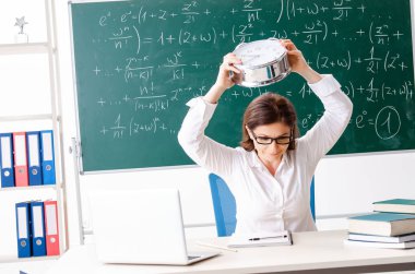 Kara tahta önünde kadın matematik öğretmeni 