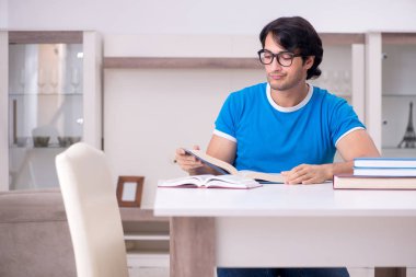 Evde Genç yakışıklı öğrenci 