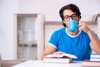 Evde Genç yakışıklı öğrenci 