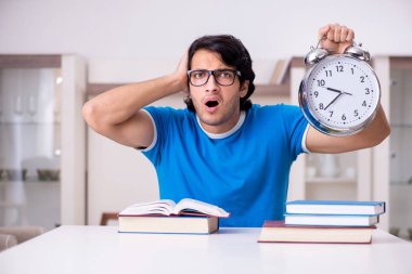 Evde Genç yakışıklı öğrenci 