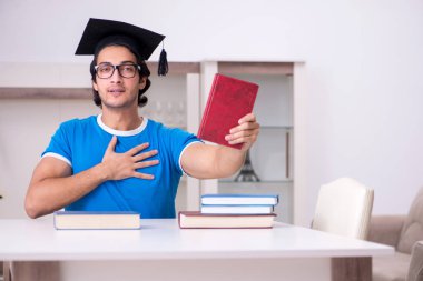 Evde Genç yakışıklı öğrenci 