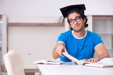 Evde Genç yakışıklı öğrenci 