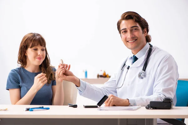 Patient med hörselskada som besöker läkare otorhinolaryngologi — Stockfoto