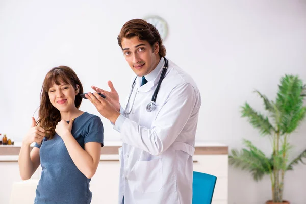 Paciente con problemas auditivos que visita al médico otorrinolaringologi — Foto de Stock