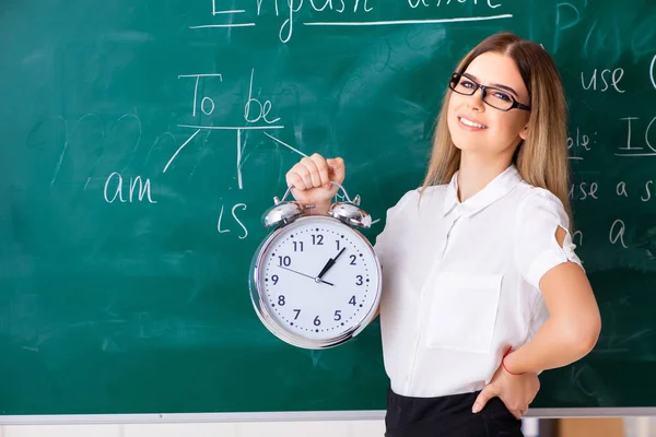 Joven profesora de inglés frente a la b — Foto de Stock