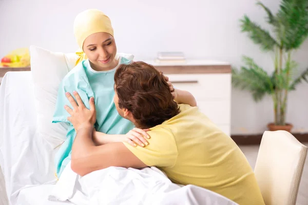 Husband looking after wife in hospital — Stock Photo, Image