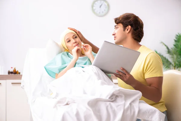 Mann pflegt Ehefrau im Krankenhaus — Stockfoto