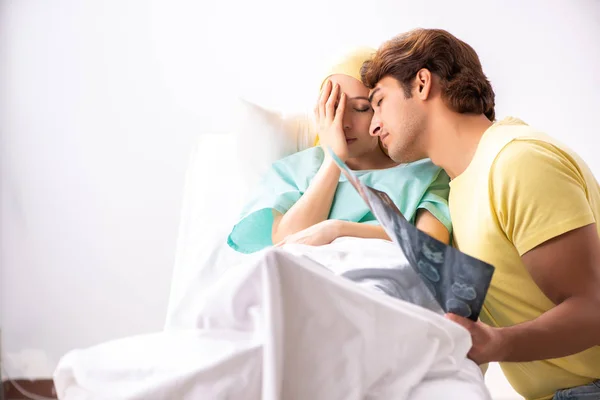 Mann pflegt Ehefrau im Krankenhaus — Stockfoto