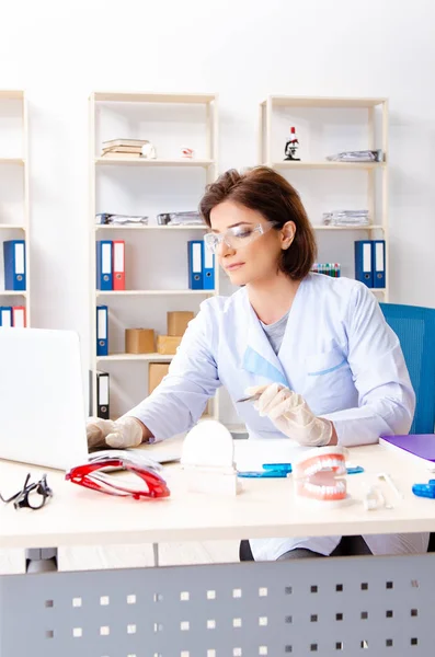 Ärztin arbeitet an neuem Zahnimplantat — Stockfoto