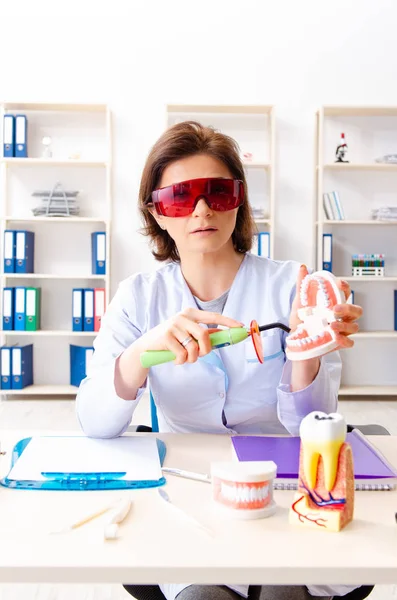 Médica trabalhando em implante de dentes novos — Fotografia de Stock