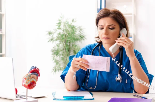Female doctor cardiologist working in the hospital — Stock Photo, Image