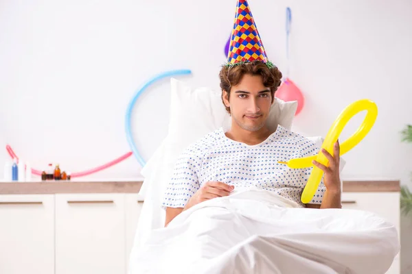 Giovane uomo che festeggia il suo compleanno in ospedale — Foto Stock