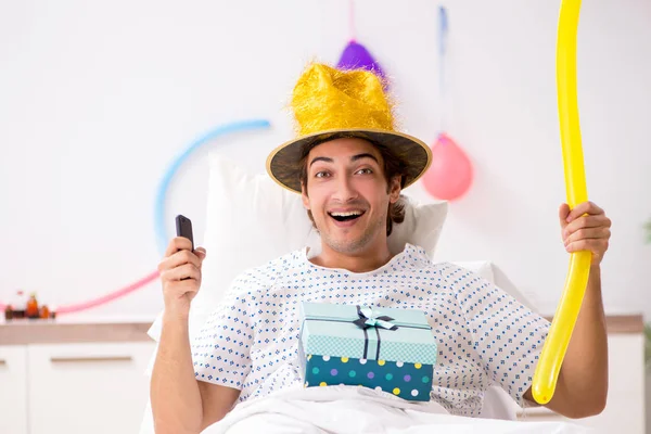 Junger Mann feiert Geburtstag im Krankenhaus — Stockfoto