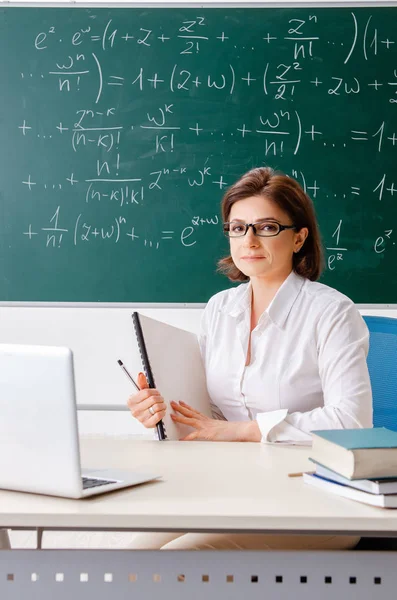 Professora de matemática na frente do quadro — Fotografia de Stock