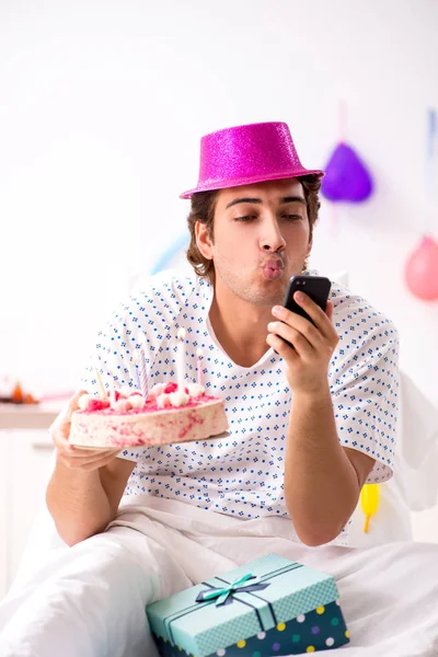 Giovane uomo che festeggia il suo compleanno in ospedale — Foto Stock