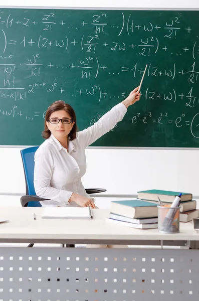 Insegnante di matematica femminile davanti alla lavagna — Foto Stock