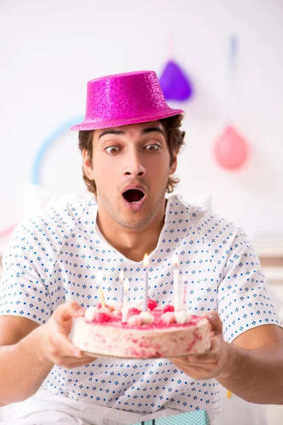 Junger Mann feiert Geburtstag im Krankenhaus — Stockfoto
