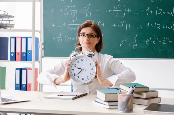 Θηλυκό μαθηματικά δάσκαλος μπροστά από το μαυροπίνακα — Φωτογραφία Αρχείου