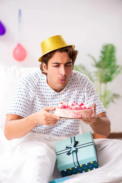 Junger Mann feiert Geburtstag im Krankenhaus — Stockfoto