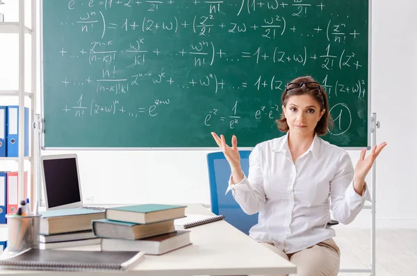 Insegnante di matematica femminile davanti alla lavagna — Foto Stock