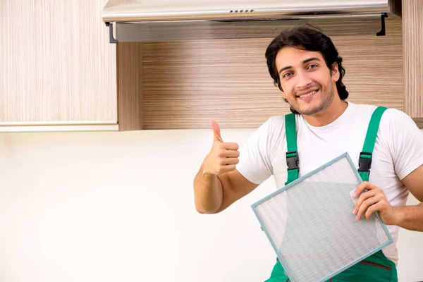 Mladí dodavatel opravy klimatizace v kuchyni — Stock fotografie