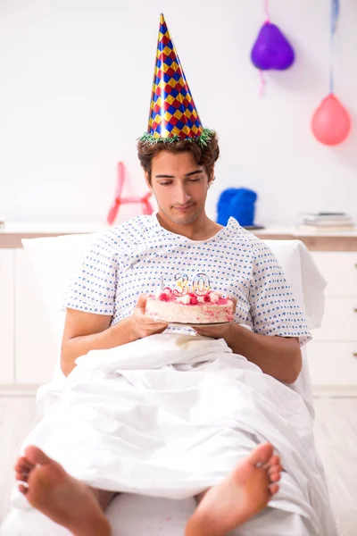 Joven celebrando su cumpleaños en el hospital — Foto de Stock