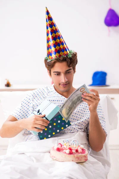 Молодий чоловік святкує день народження в лікарні — стокове фото