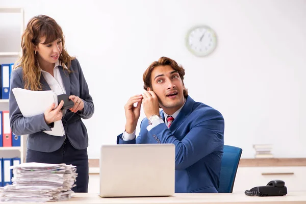Deaf employee using hearing aid talking to boss — Stock Photo, Image