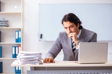 Genç yakışıklı işadamı ofiste. 