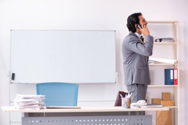 Genç yakışıklı işadamı ofiste.