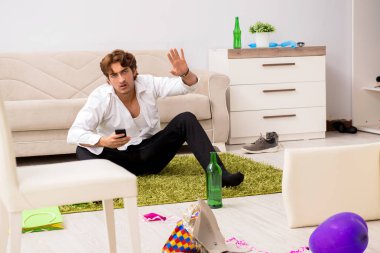 Genç adam akşamdan sonra parti 