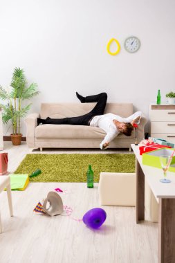 Genç adam akşamdan sonra parti 