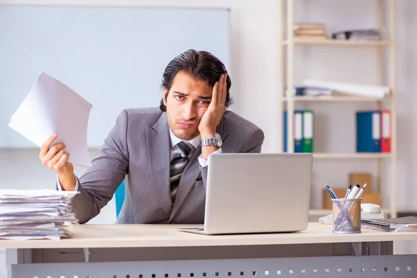 Jovem e bonito empresário empregado no escritório — Fotografia de Stock