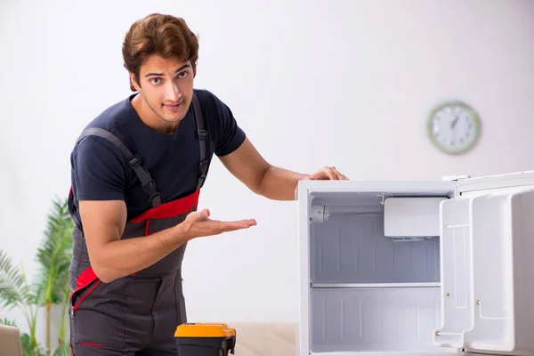 若いハンサムな業者修理冷蔵庫 — ストック写真