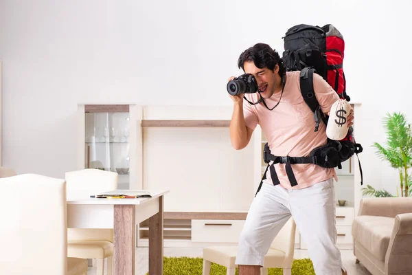 Jeune touriste masculin se préparant pour le voyage à la maison — Photo