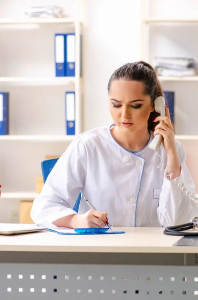 Jonge vrouwelijke arts cardioloog zitten in het ziekenhuis — Stockfoto