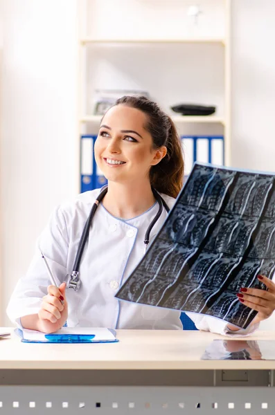Giovane medico radiologo femminile seduto presso la clinica — Foto Stock