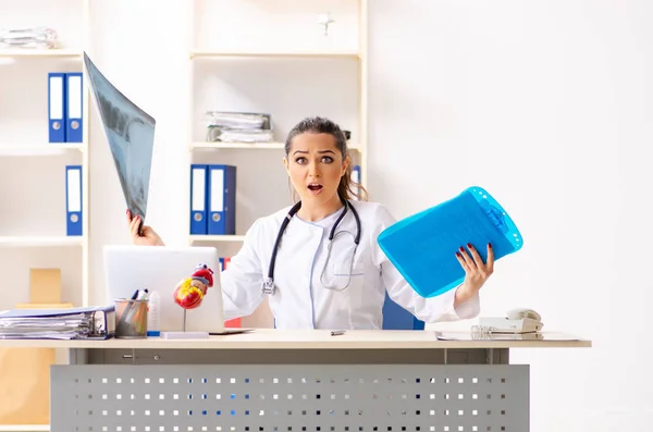 Junge Ärztin sitzt in der Klinik — Stockfoto